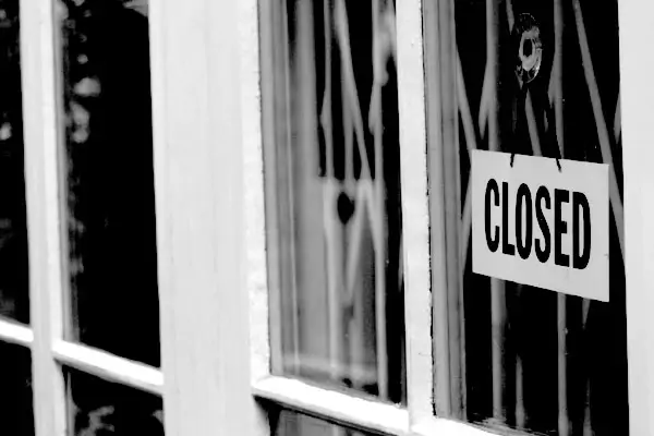 Ушли, но (не) обещали вернуться. Как зарубежные бренды прощались со своими клиентами в России