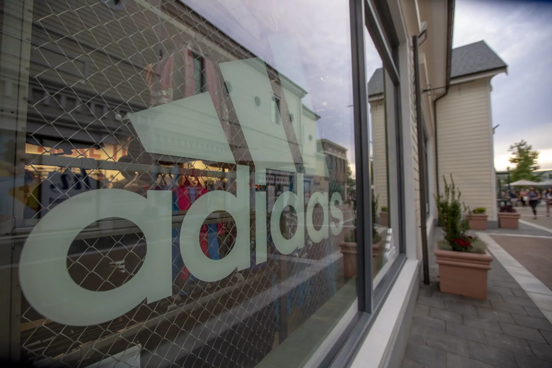 Суд отменил решение по иску владельца бренда Urbantiger к Adidas