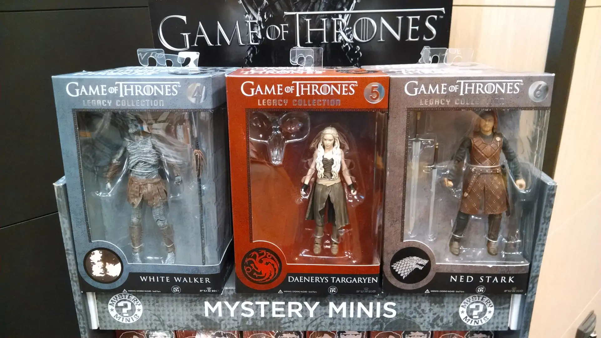 Кроссовки, виски и икра: как компании используют моду на «Игру престолов» и «Дом дракона»