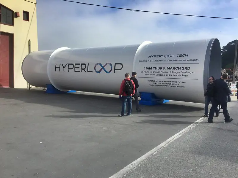ИИ опять не признали изобретателем, Hyperloop лопнул, а Apple лишили часов: дайджест главных новостей