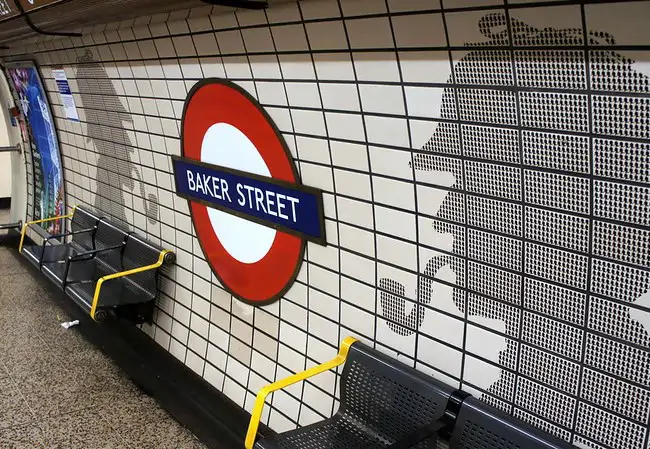 «Онегин» в баре, «Обломов» в ресторане и «Золушка» в бане: литературные персонажи, ставшие торговыми марками