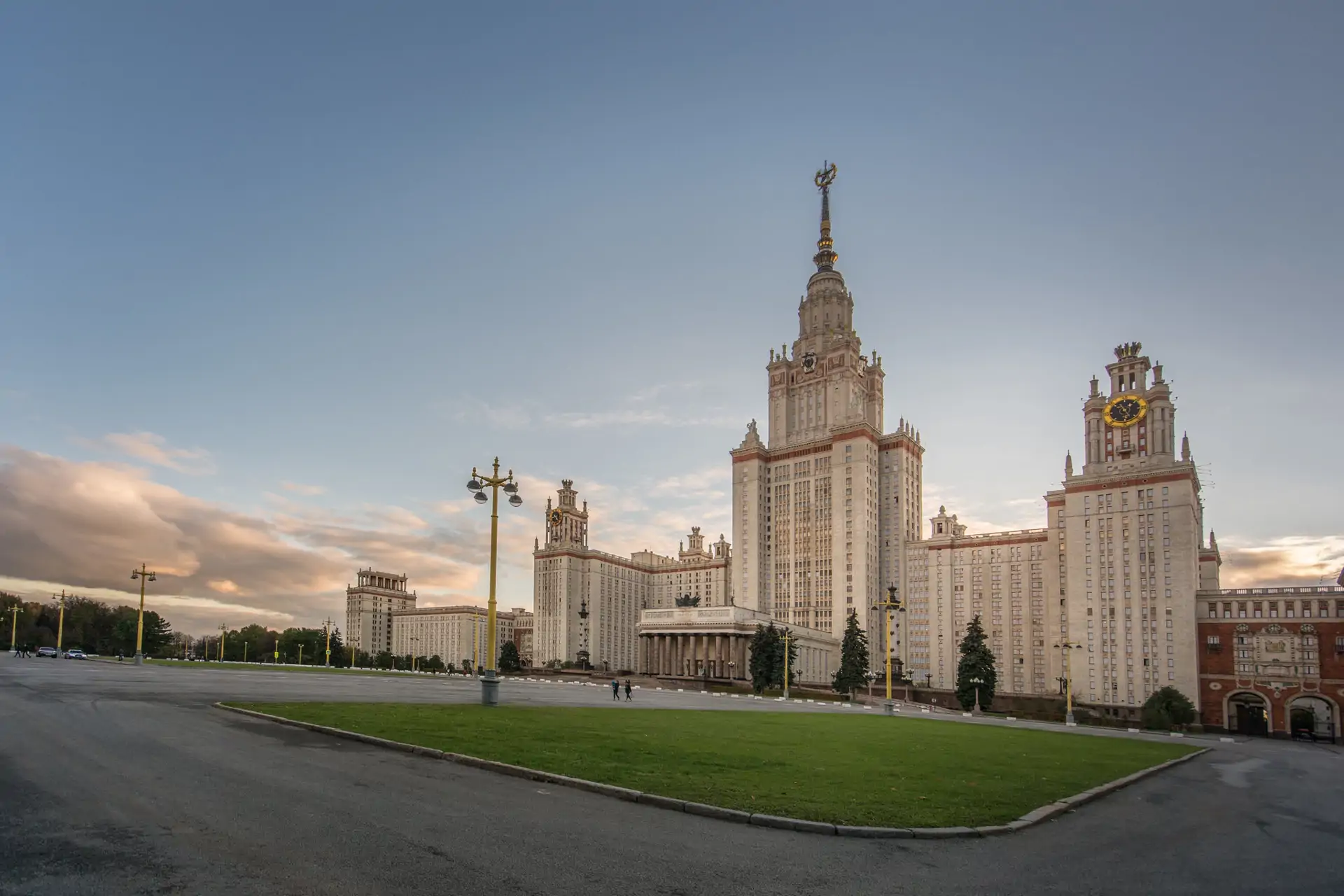 Lego станет «Миром кубиков», а в МГУ запатентовали термоэкран для изменения цвета: дайджест главных новостей