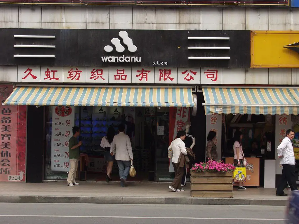 Почему китайские предприниматели не спешат наполнять своими брендами российские магазины