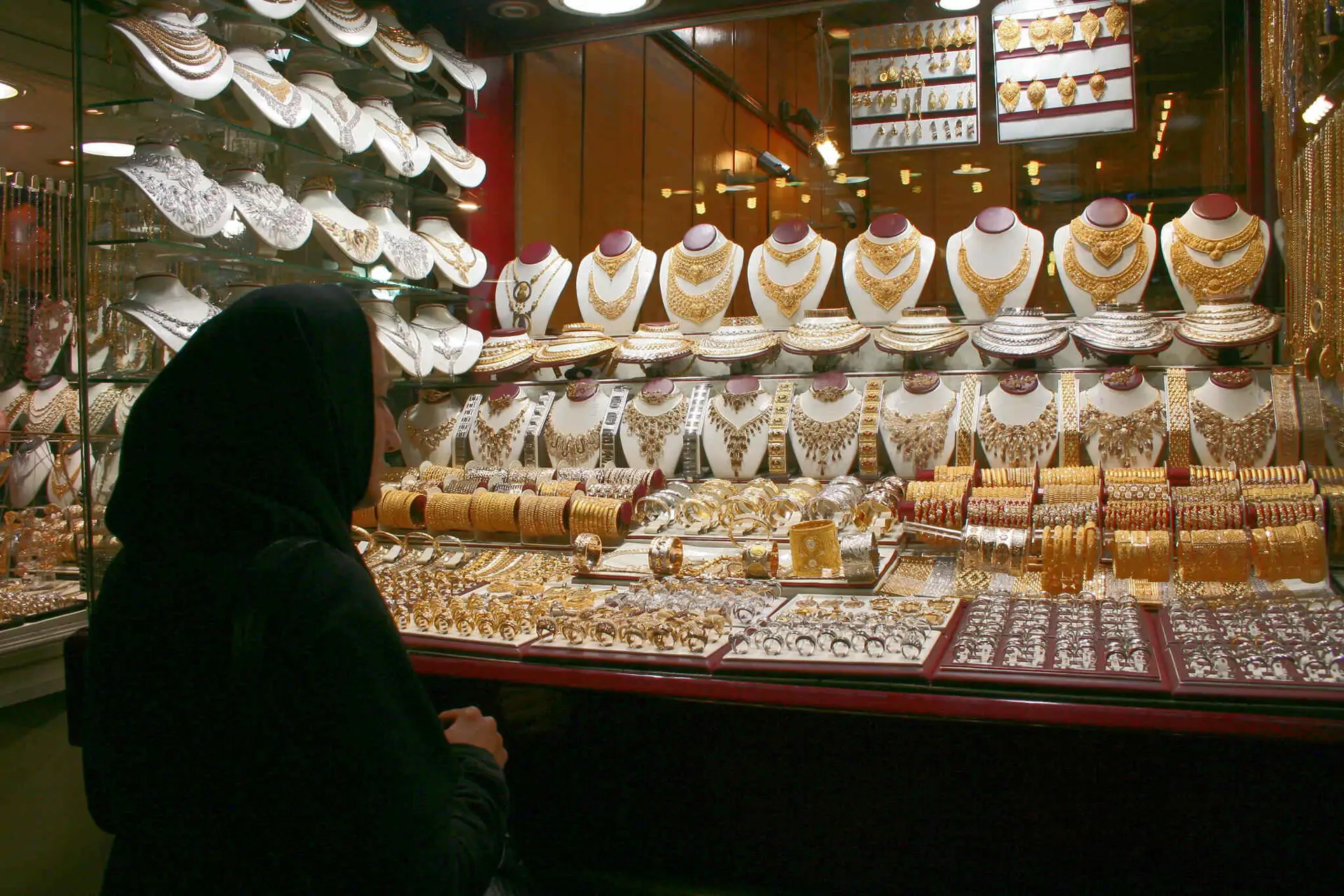 Как продают флагманские продукты ведущих брендов в Иране?