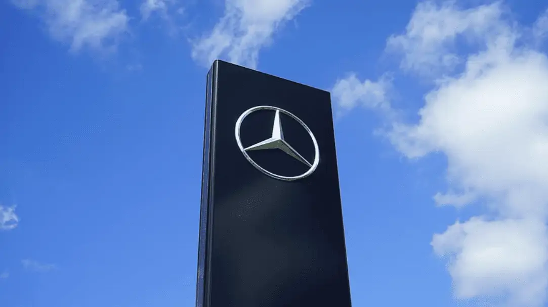 Mercedes продает свои доли в российских компаниях