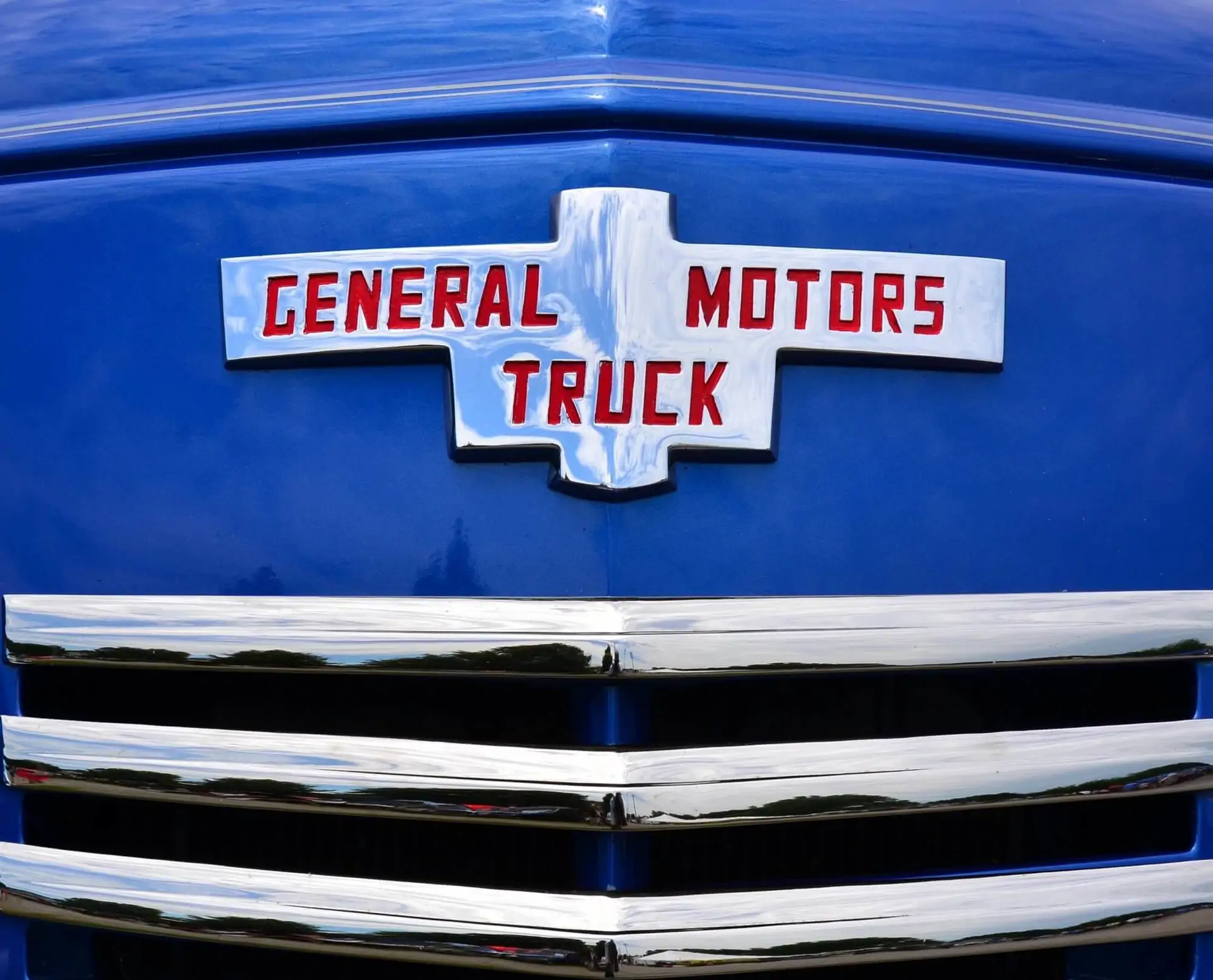 Макдоналдс выбирает из десятка названий, General Motors патентует технологию от укачивания, а Apple проигрывает в российском суде