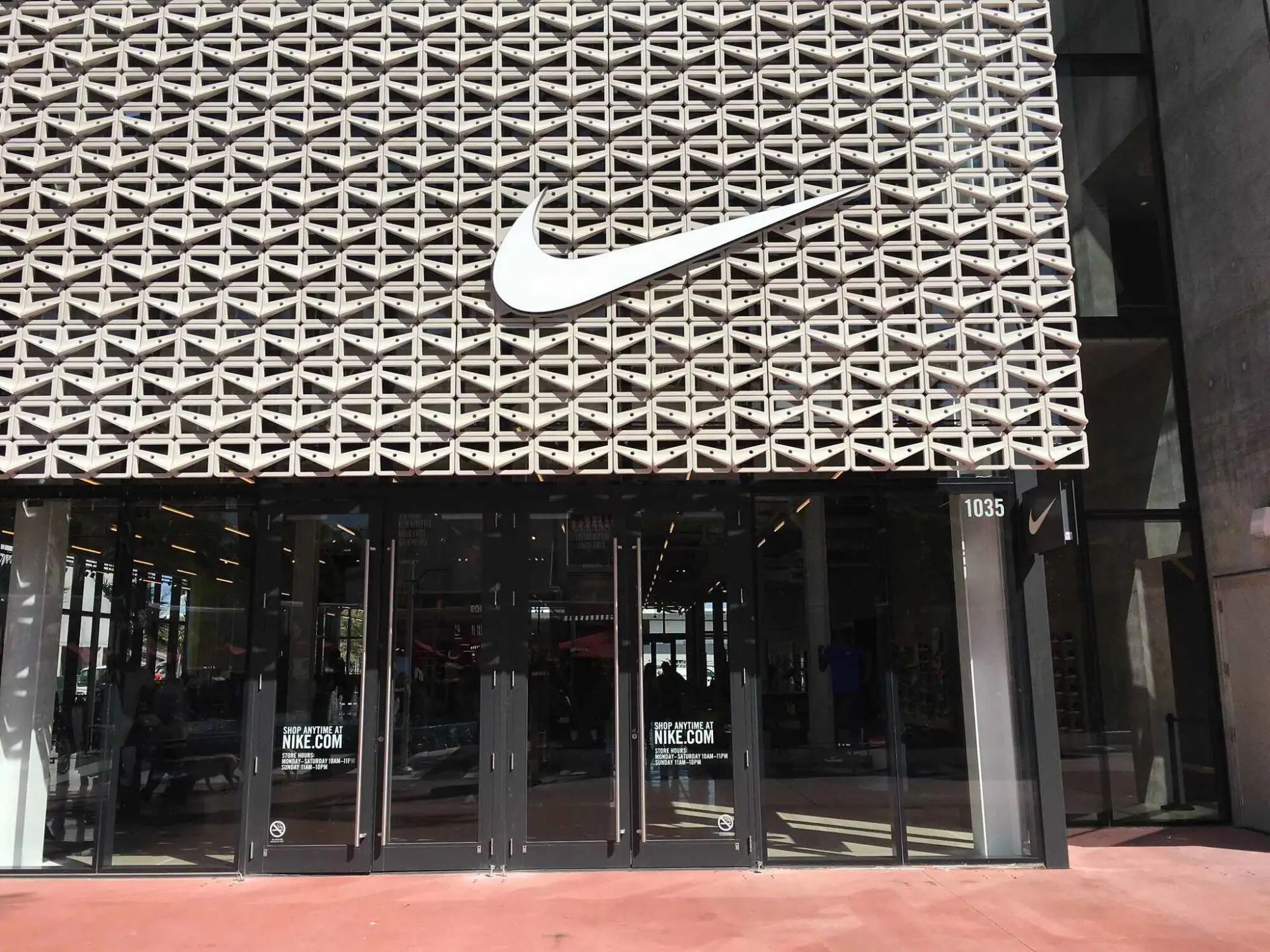 Иск Nike к StockX из-за NFT и новый этап спора вокруг патентов Caltech: главные новости в сфере ИС